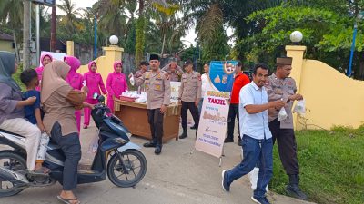 Polsek Cerenti dan Bhayangkari Berbagi Takjil Kepada Masyarakat di Bulan Suci Ramadhan