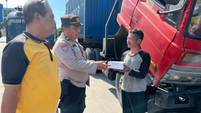 Satbinmas Bagikan Makanan Buka Puasa di Bulan Penuh Ampunan