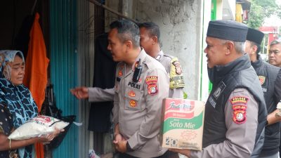 Kapolsek Pademangan Kunjungi Warga Penderita Lumpuh, Berikan Bantuan Sembako