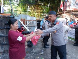Polsek Pademangan Bagikan Takjil dan Makanan untuk Warga yang Berbuka Puasa