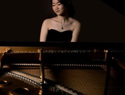 Zoe Hong Yee Huay, Mezzo Soprano dari Malaysia akan Bawakan Tembang Puitik ‘Meditasi Batu’ Karya Penyair Indonesia Pulo Lasman Simanjuntak di Skotlandia Inggris