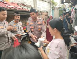 Polsek Kelapa Gading Gelar Pembagian Takjil Keliling untuk Warga Rawa Sengon