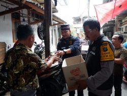 Polsek Pademangan Bagikan Takjil dan Makanan Berbuka Puasa untuk Warga RW 012 Pademangan Barat
