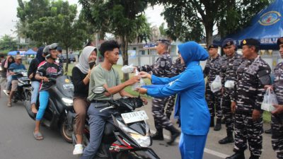 Berbagi Dengan Sesama, Lanal Bengkulu Bagi Takjil Kepada Pengendara Yang Melintas