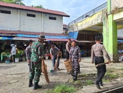 Lanal Simeulue Bersinergi Dalam Karya Bakti Pembersihan Pasar Dalam Rangka Bakti TNI AD TA. 2025