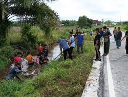 Di Bulan Puasa, Babinsa Koramil 1015-04/Baamang Tetap Eksis Gotong Royong Bersama Warga