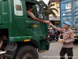 Div Propam Polri dan Sipropam Polres Kepulauan Seribu Bagikan Takjil untuk Warga