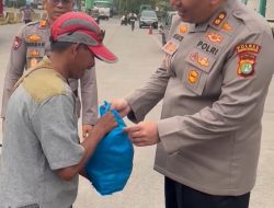 Ramadhan Berbagi Keberkahan, Kapolres Bagikan Sembako dan Himbauan Mudik Aman Keluarga Nyaman dan Hotline 110