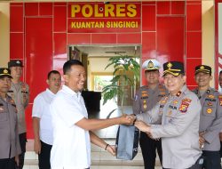 Wakapolres Kuansing Serahkan Bibit Pohon kepada Personel Berulang Tahun, Wujud Apresiasi dan Komitmen terhadap Penghijauan