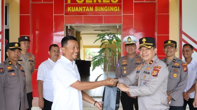 Wakapolres Kuansing Serahkan Bibit Pohon kepada Personel Berulang Tahun, Wujud Apresiasi dan Komitmen terhadap Penghijauan