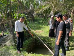 Polsek Pangean Lakukan Olah TKP Terkait Kasus Anak Tenggelam di Lobang Galian Belakang Rumah Warga Desa Sukaping