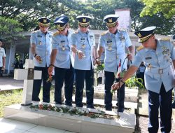 Pangkoops Udara II Pimpin Ziarah Rombongan dalam rangka HUT ke-79 TNI AU