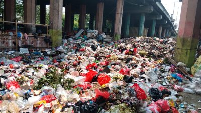Bau Sampah, Warga Sungai Bambu Tuntut Perhatian Pemerintah dan PT. CMNP