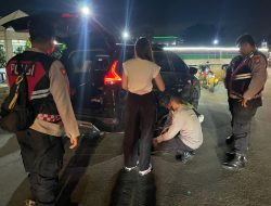 Polisi Pademangan Bantu Pasangan Suami Istri yang Alami Pecah Ban di Tengah Malam