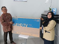BRI KC Jakarta S.Parman Menyerahkan Hadiah TV 43” Kepada Nasabah Pemenang Panen Hadiah Simpedes (PHS)