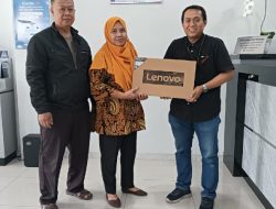 BRI KC Jakarta S.Parman Menyerahkan Laptop Kepada Nasabah Pemenang Panen Hadiah Simpedes (PHS)