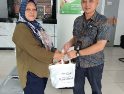 BRI KC Jakarta S.Parman Menyerahkan Bingkisan Sembako Kepada Pedagang Asongan