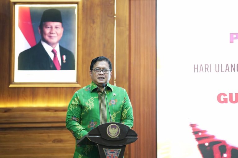 Raih Penghargaan Dari PWI Jawa Timur, Wamen Viva Yoga: Menjadi Pelecut Untuk Meningkatkan Kinerja   