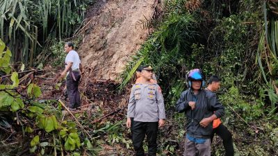 Polsek Singingi Tinjau Lokasi Longsor di Jalan Lintas Pekanbaru–Taluk Kuantan, Koordinasi Penanganan Terus Dilakukan