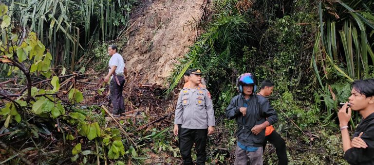 Polsek Singingi Tinjau Lokasi Longsor di Jalan Lintas Pekanbaru–Taluk Kuantan, Koordinasi Penanganan Terus Dilakukan