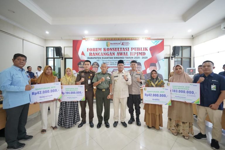 Polsek Kuantan Tengah Menghadiri Pelantikan Penjabat Kepala Desa Di Kabupaten Kuantan Singingi