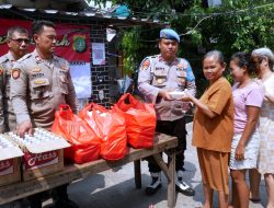 Polsek Pademangan Gelar “Jumat Berkah”, Bagikan Nasi Kotak untuk Warga Kurang Mampu
