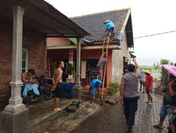 Sigap! Polisi Bantu Tangani Bencana Angin Kencang di Pakisaji Malang