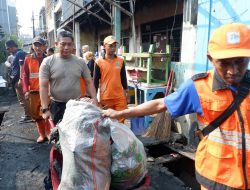 Polsek Pademangan Gelar Kerja Bakti di Lokasi Pasca Kebakaran di Jalan Budi Mulia