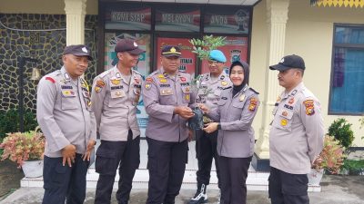 Polsek Kuantan Hilir Beri Bibit Pohon kepada Personel Ulang Tahun, Wujud Apresiasi dan Komitmen terhadap Penghijauan