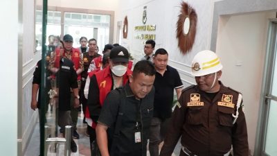 Penyerahan Tersangka dan Barang Bukti (Tahap II) Perkara Dugaan Tindak Pidana Korupsi pada Sektor Sumber Daya Alam Khususnya Perkebunan Sawit