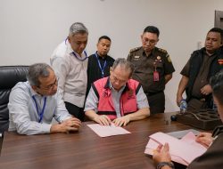 Penyerahan Tersangka dan Barang Bukti (Tahap II) dalam Perkara Impor Gula Terhadap 9 Orang Tersangka 