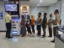 Satpam BRI BO Tangerang Ahmad Yani Berikan Bantuan Edukasi kepada Nasabah yang Melakukan Pergantian Kartu ATM