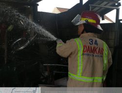 Tim Damkar Kabupaten Malang Sigap Padamkan Kebakaran Rumah di Pakisaji