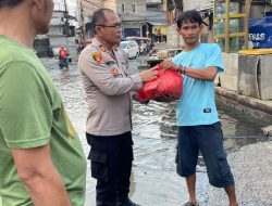 HUT Bhayangkara ke 79, Warga Muara Angke Jakut, Apresiasi Polres Pelabuhan Tanjung Priok Bantu Tangani Rob dan Beri Sembako