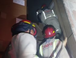 Gudang Gagang Tembakau di Karanglo Terbakar, Tim Damkar Kabupaten Malang Berhasil Jinakkan Api Selama 2 Jam