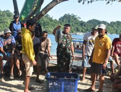 HUT RI ke-80: Danrem 083/Bdj Bersama Pelajar dan Nelayan Sendang Biru