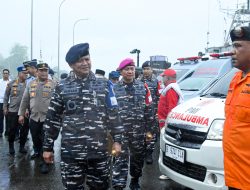 Ditengah Guyuran Hujan, Pangkoarmada III Pimpin Apel Gelar Pasukan Latihan SAR di Dermaga Irian Lantamal IX Ambon