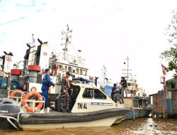 Tingkatkan Jiwa Nasionalisme Sambut HUT Ke-80 Republik Indonesia, Lanal Banjarmasin Bagikan 1.000 Bendera Merah Putih