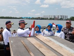 Merah Putihkan Pesisir Riau, Danlanal Dumai Pimpin Pembagian Bendera Merah Putih Kepada Masyarakat Nelayan