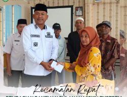 Camat Rupat Kabupaten Bengkalis Salurkan Bantuan Kemiskinan Ekstrem Tahun 2025