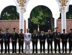 Komandan Pangkalan TNI AL Dumai Bersama Forkopimda Provinsi Riau Ikuti Apel Kehormatan dan Renungan Suci di Taman Makam Pahlawan Kusuma Dharma Pekanbaru