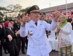 Tabola Bale Bikin Meriah Suasana Parade Senja Di Alun-Alun Kota Bekasi, Wawali Harris Bobihoe Bergoyang Bersama Masyarakat