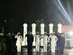 Ditengah Guyuran Hujan, Prajurit Kodaeral IX Ambon Tetap Khimad Ikuti AKRS di TMP Kapahaha Ambon