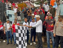 Semarakkan HUT Ke-80 RI, Danlanal Dabo Singkep Lepas Peserta Karnaval Budaya Bersama Forkopimda