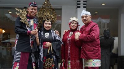 Acara HUT Jabar ke 80 Tri Adhianto Kenakan Busana Sri Maharja Tarusbawa dan Harris Bobihoe Tampil Adat Bekasi