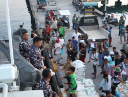 Lanal Nias dan Bulog Bekerjasama Distribusikan Bantuan Pangan Presiden RI Ke Pulau-Pulau Terkecil di Nias Menggunakan KAL Hinako 1-2-19