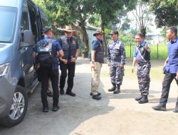 Komandan Lanal Bandung Dampingi Kasal Gelar Pengobatan Gratis dan Makan Bergizi Gratis Dalam Rangka Bakti Sosial TNI AL Kepada Masyarakat Sukabumi