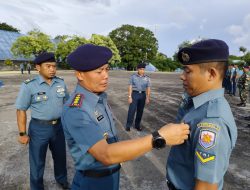 Danlanal Sabang Pimpin Apel Khusus   TNI AL, Sabang,- Komandan Lanal Sabang Kolonel Laut (P) Sadimin, S.E., M.Tr. Opsla., pimpin Apel Khusus Perdana setelah pengukuhan menjadi Danlanal Sabang yang diikuti seluruh prajurit dan ASN Lanal Sabang, bertempat di Lapangan Apel Mako Lanal Sabang, Jalan Yos Sudarso, Kecamatan Sukakarya, Kota Sabang, Senin (25/08/2025).  Pada Apel Khusus tersebut, Danlanal Sabang melaksanakan pemeriksaan kebersihan dan kerapian Prajurit Lanal Sabang serta memberikan pengarahan kepada Prajurit dan ASN Lanal Sabang terkait dengan profesionalisme prajurit sesuai dengan tugas pokok masing-masing.  Pada kesempatan tersebut, Danlanal Sabang menyampaikan beberapa poin perhatian yakni, kita harus dapat merubah perilaku dengan tujuan agar dapat memberikan perubahan yang positif baik di kedinasan dan pribadi. Kita harus memiliki semboyan hari ini harus lebih baik dari hari sebelumnya dan besok  harus lebih baik dari hari ini, sehingga Lanal Sabang bisa menjadi lebih baik.  “Bangun soliditas, laksanakan tugas sesuai dengan tanggung jawab masing-masing secara profesional sesuai kemampuannya dan diperlukan kerjasama tim yang baik, tingkatkan semangat juang dalam bertugas dengan adanya solusi dan tidak mudah menyerah, selalu berfikir positif serta berikan saran yang baik dan jadikanlah hidup kita sebagai primadona untuk kekuarga,” ujarnya Danlanal Sabang.  (Pen Lanal Sabang)