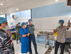 Danlanal Simeulue dan Ketua Cabang 8 Daerah Kodaeral I Gabungan Jalasenastri Koarmada RI Tinjau Dapur Makan Bergizi Gratis di Kecamatan Simeulue Timur