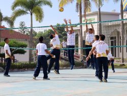 Solid dan Kompak, Prajurit Lanal Dumai Bersama Prajurit KRI Pulau Rangsang-727 Berbaur Dalam Kegembiraan Laksanakan Olahraga Bersama